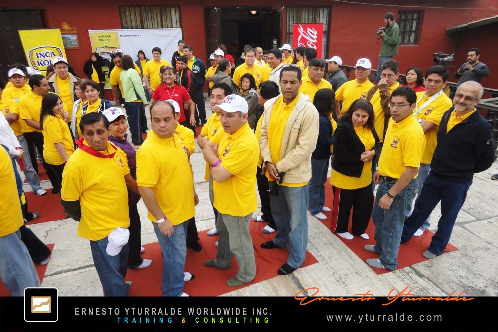 Actividad de Team Building en Bogotá para desarrollar confianza y coordinación colectiva