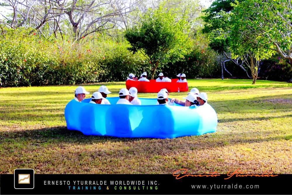 Metodología experiencial de cuerdas bajas para desarrollar confianza y coordinación